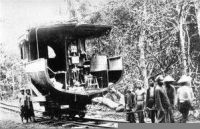 La chaloupe Hàm Luông, en morceaux, est montée sur rails au Sud de l'ile de Khône en Octobre 1893