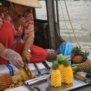 visit_on_board_a_pineapple_sellers_boat_with_preparation.jpg
