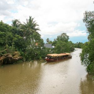 a_mystic_sampan_gets_access_to_smaller_rivers_past_bridges_and_into_the_green.jpg