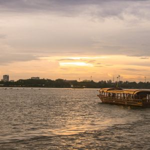 mystic_sampan_back_in_town_at_sunset2.jpg