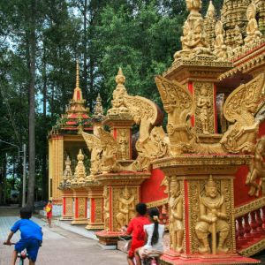 children_roam_free_in_the_khmer_pagoda.jpg