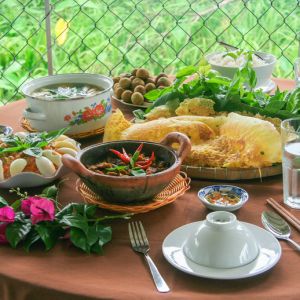gold_and_green_-_lunch_is_as_varied_as_they_come_to_cater_to_everyones_taste.jpg
