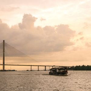 mystic_sampan_back_on_the_great_mekong_under_the_cantho_bridge.jpg